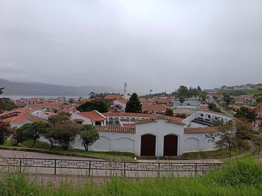 Guatavita Lagoon + Casa loca + Pueblo+ Salt Cathedral - What the $100 price really covers