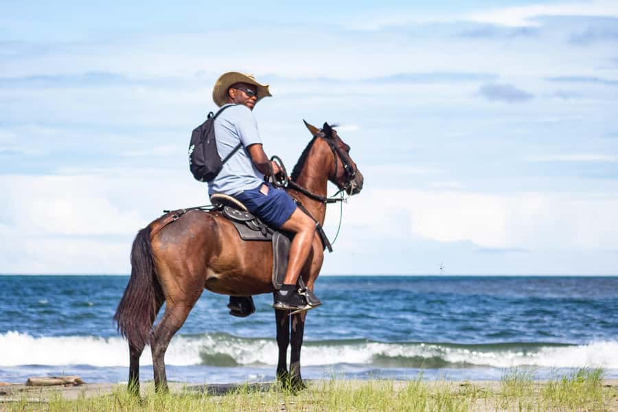 HORSE TOUR IN CARTAGENA BEACH - The one-hour ride along the beach