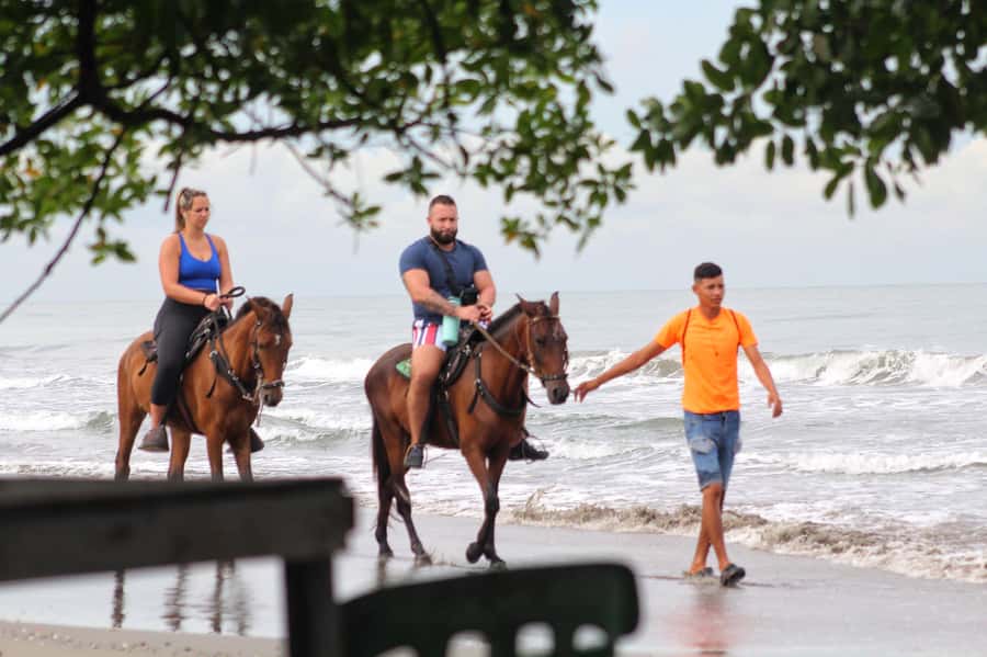 HORSE TOUR IN CARTAGENA BEACH - Photos, drinks, and the final break
