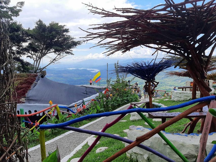 HUILA VIEWPOINTS MANO DEL GIGANTE - The guide can make the long day easier