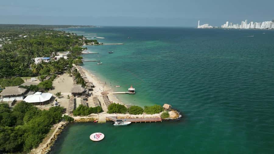 Isla Tierra Bomba beach club: Day Pass with typical food - Key points to know before booking