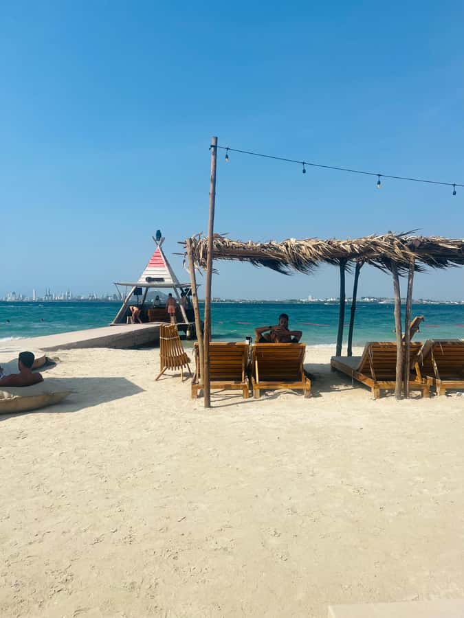 Isla Tierra Bomba beach club: Day Pass with typical food - Seven hours of beach time, pool time, and quiet breaks