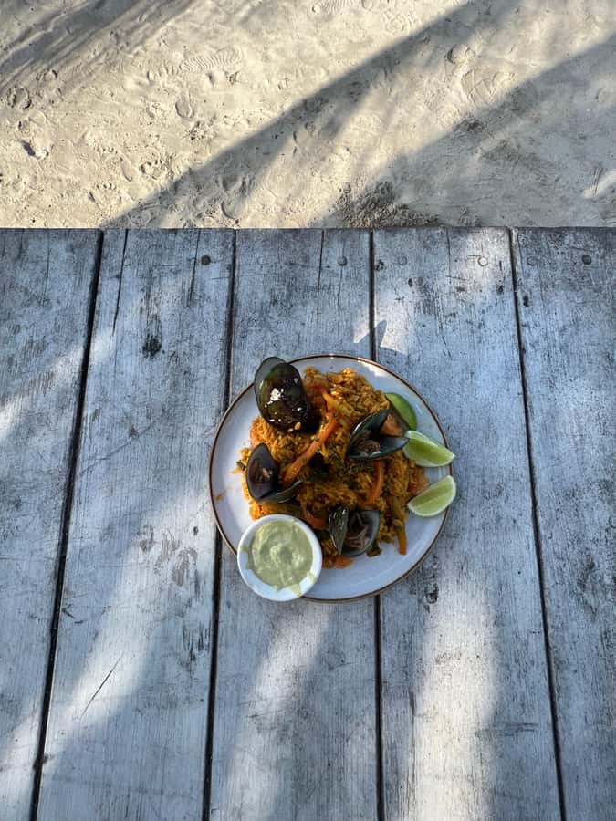 Isla Tierra Bomba beach club: Day Pass with typical food - Choosing lunch at Fenix Beach Club