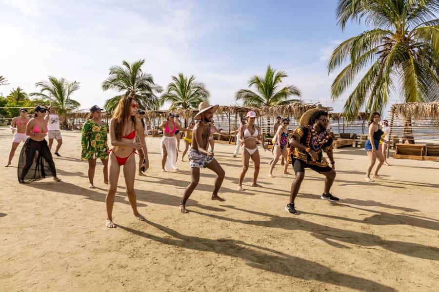 Isla Tierra Bomba beach club: Day Pass with typical food - What to bring for the island