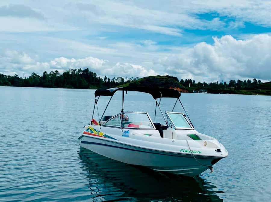 Luxury boat ride - Guatapé - A one-hour route with 14 historic places