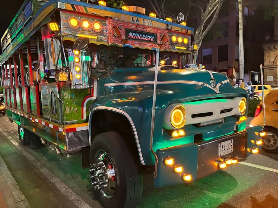 MEDELLIN: CITY TOUR CITY NIGHT TOUR + OPEN BAR - What kind of Medellín night is this?