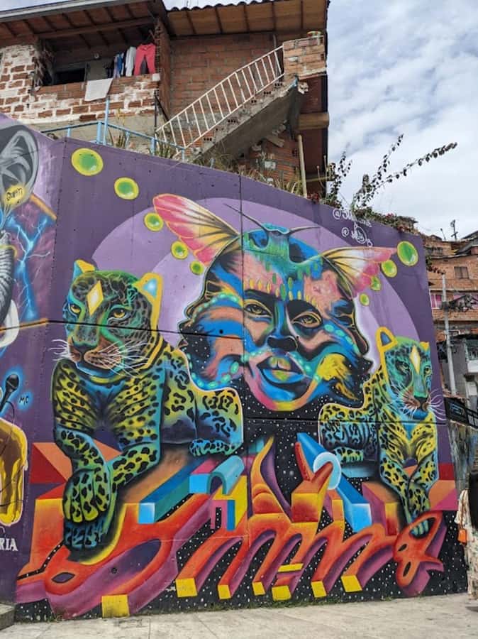 MEDELLIN: CITY TOUR MEDELLIN + GRAFFITOUR COMUNA 13 - Pueblito Paisa and the first city view