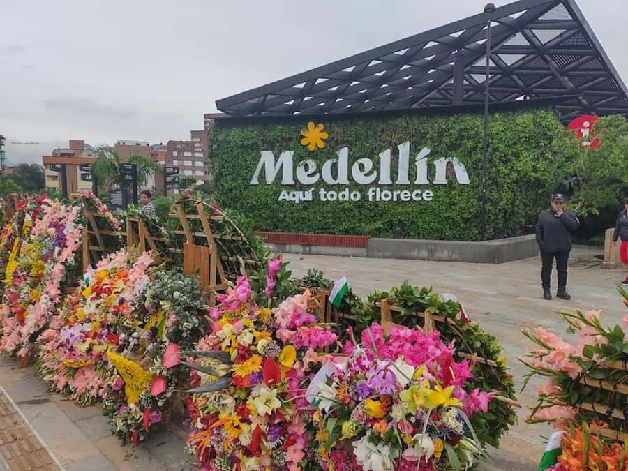 MEDELLIN: CITY TOUR MEDELLIN + GRAFFITOUR COMUNA 13 - Barefoot Park, a short pause in the city