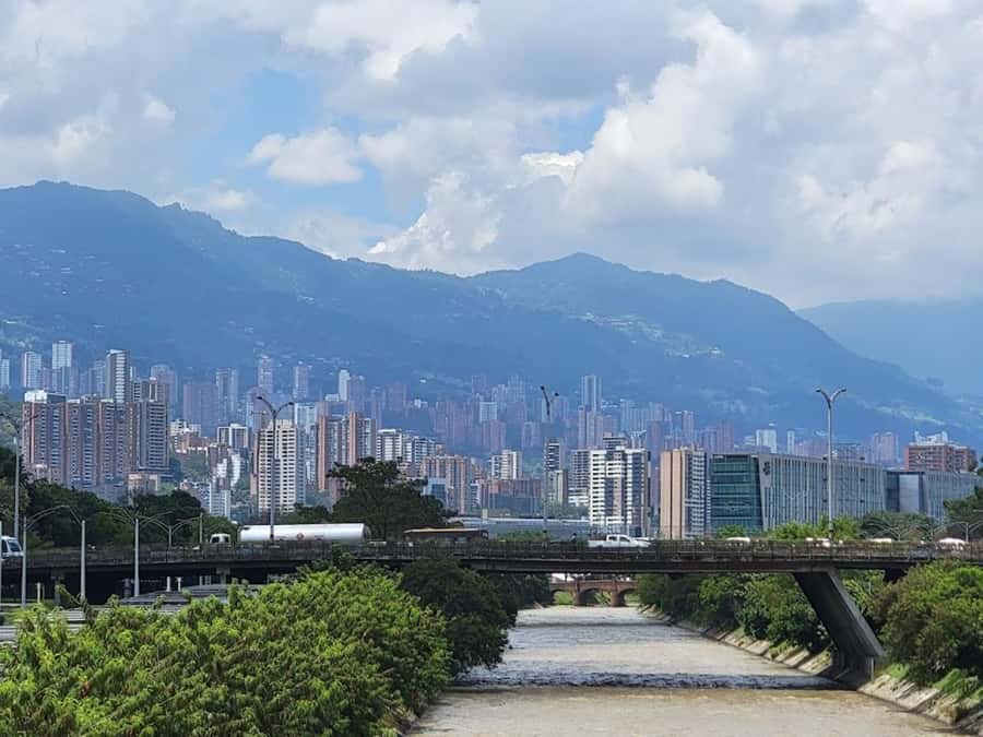 MEDELLIN: CITY TOUR MEDELLIN + GRAFFITOUR COMUNA 13 - Spanish guiding and what that means for you