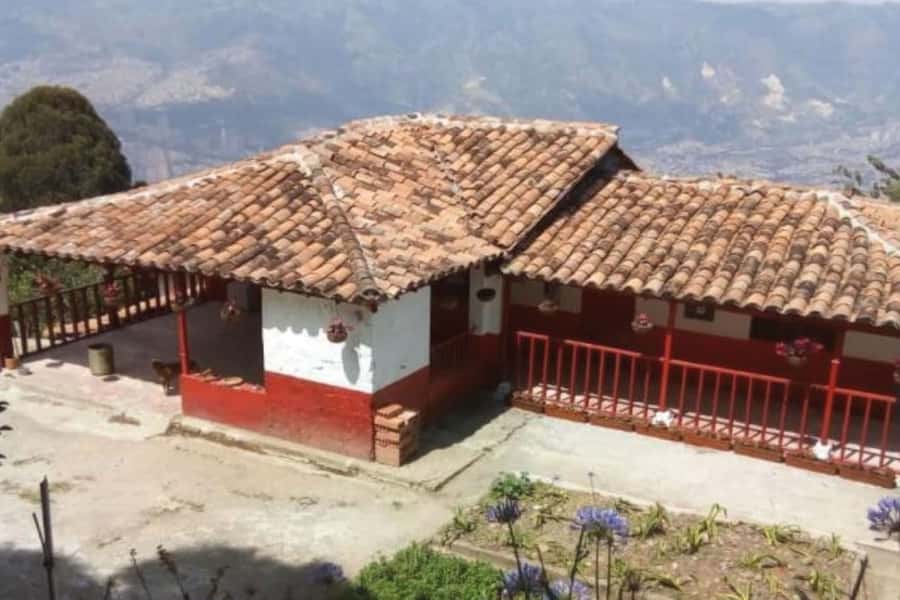 Medellin: Coffee Farm Tour & Spa with Overnight Glamping - Coffee tasting with several brewing methods