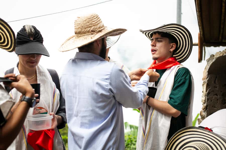 Medellin: Coffee Tour, Horseback Arrival, and Sugar Cane - A plantain-leaf lunch with a wide view