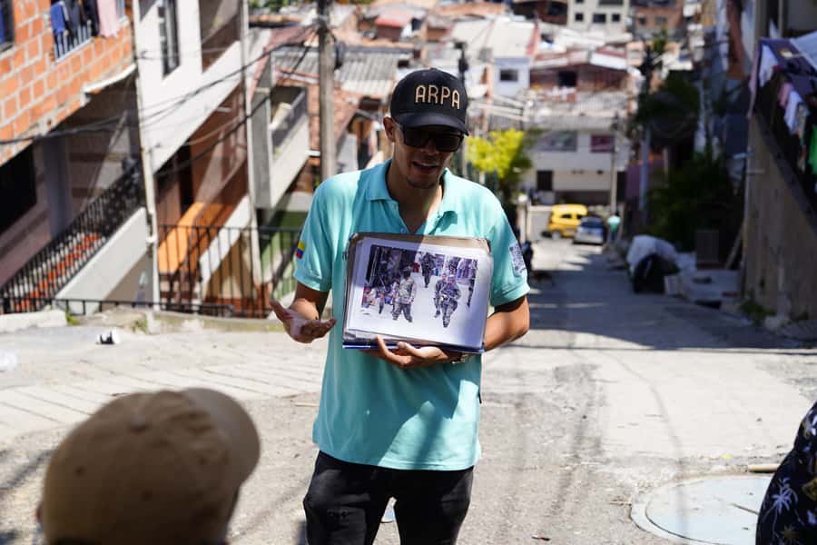 Medellín: Comuna 13 and Graffiti Guided Tour with a Local - Finishing at 20 de Julio instead of San Javier