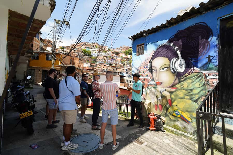 Medellín: Comuna 13 and Graffiti Guided Tour with a Local - Which guide style may suit you best