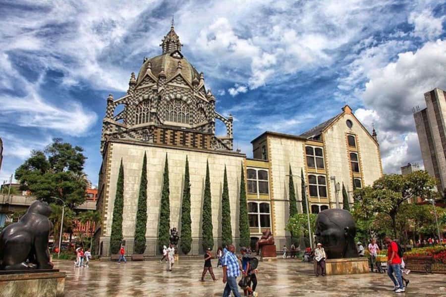 Medellín: Comuna 13, Cable Cars and Botero Statues Tour - Walking Medellín’s historic center