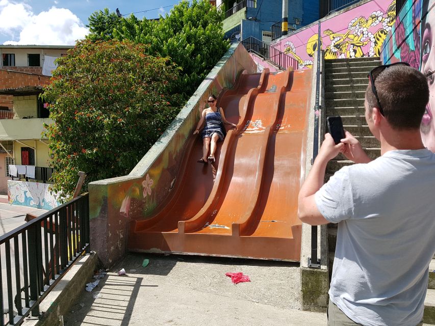 Medellín: Comuna 13, Cable Cars and Botero Statues Tour - What the guide can add to the experience