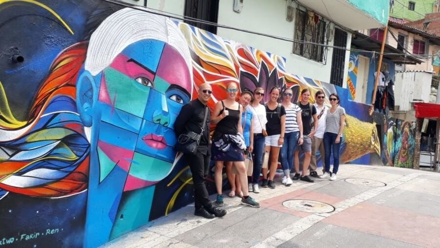 Medellín: Comuna 13 District Tour with Cable Car Ride - How to make the most of four hours
