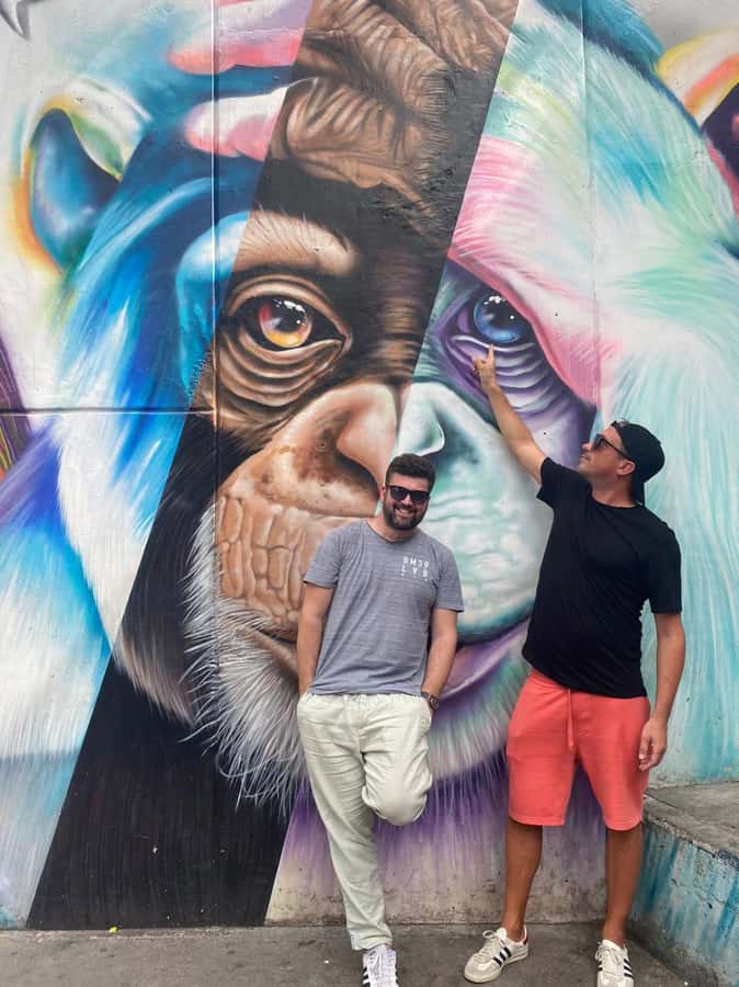 Medellín: Comuna 13 District Tour with Cable Car Ride - A short bus ride brings you to the neighborhood