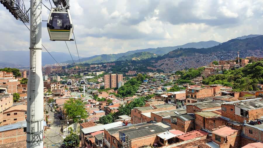 Medellin: Comuna 13 Graffiti Tour, Cable Car & Street Food - Guide quality shapes the experience