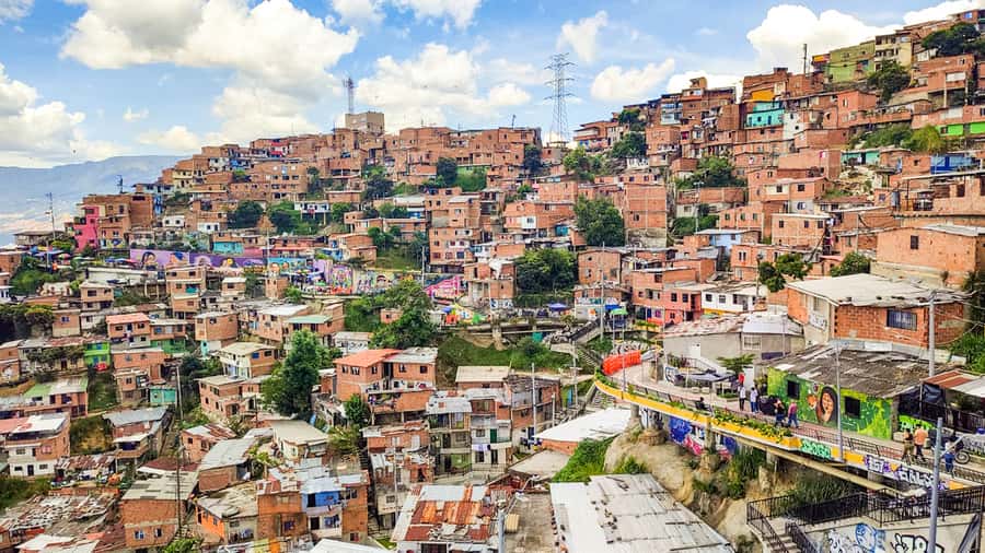 Medellin: Comuna 13 Graffiti Tour, Cable Car & Street Food - Why the cable car belongs at the beginning