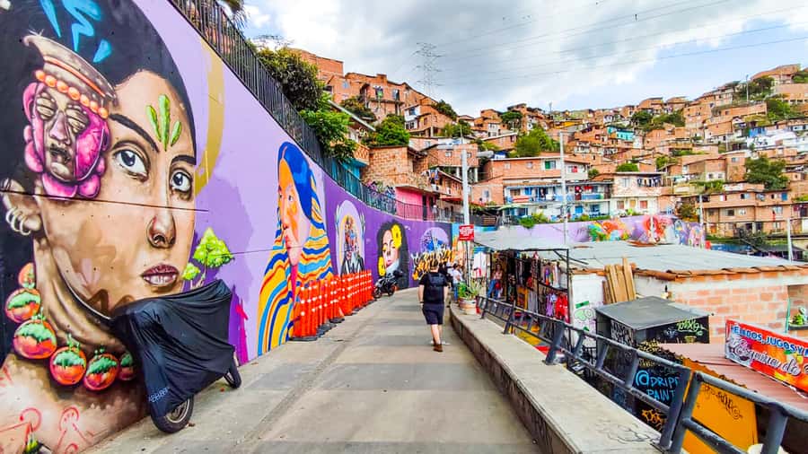 Medellin: Comuna 13 Graffiti Tour, Cable Car & Street Food - An arepa, coffee, and one drink