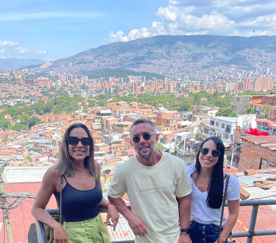 Medellín: Comuna 13 (Graffitour) Discover the Transformation - Galleries, neon, and making your own graffiti