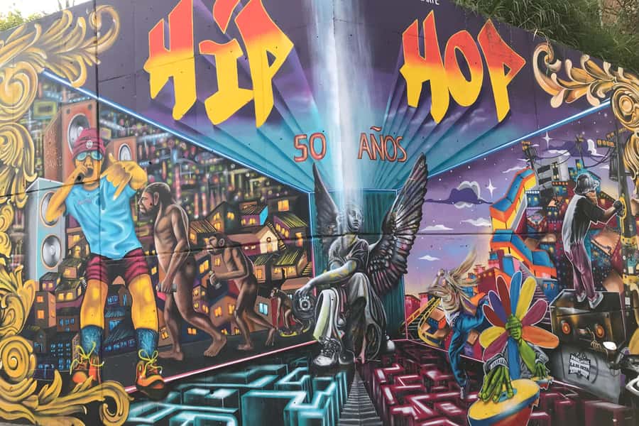 Medellín: Comuna 13 (Graffitour) Discover the Transformation - Why Comuna 13 is more than a colorful photo stop