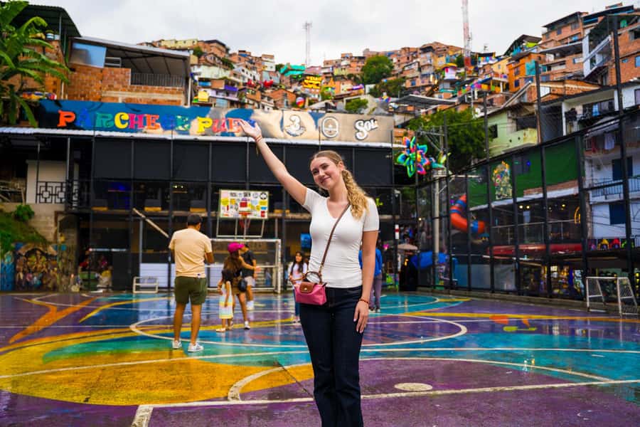 Medellín: Comuna 13 Tour with Snacks And Your Own Graffiti - Key points to know before you go