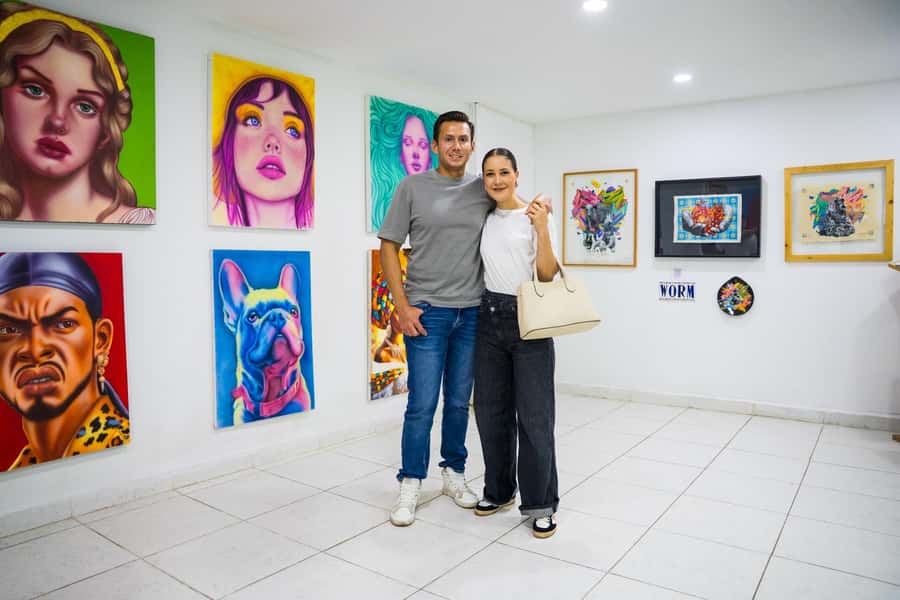 Medellín: Comuna 13 Tour with Snacks And Your Own Graffiti - Why a local guide changes Comuna 13