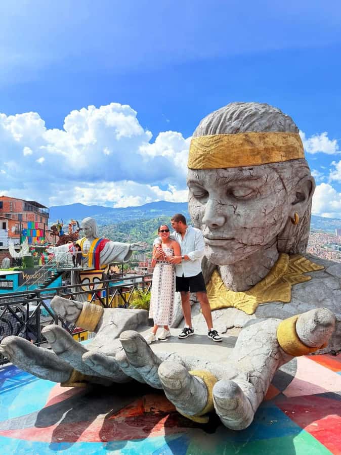 Medellín: Comuna 13 Tour with Snacks And Your Own Graffiti - The first 30 minutes: getting the story straight