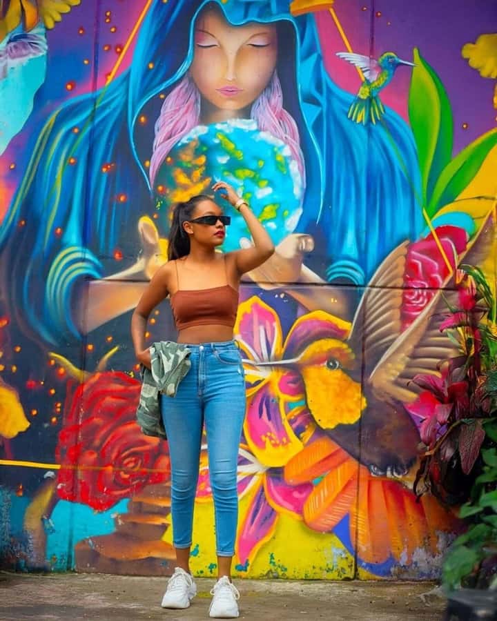 Medellín: Comuna 13 Tour with Snacks And Your Own Graffiti - A breakdance show in the middle of the route