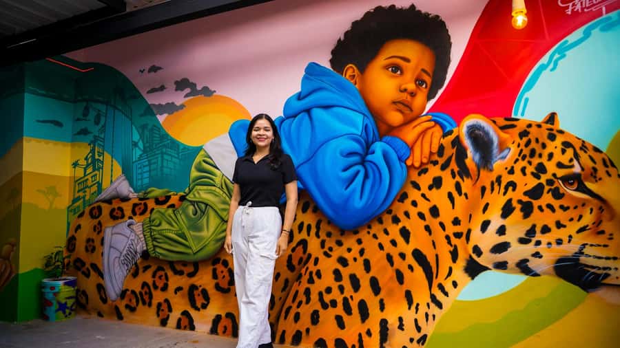 Medellín: Comuna 13 Tour with Snacks And Your Own Graffiti - Food stop one: empanadas and local hospitality