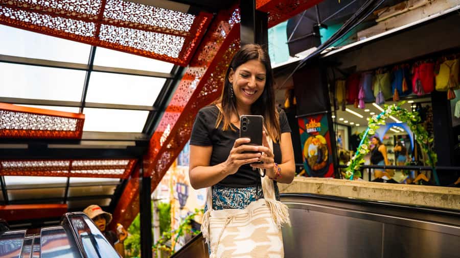 Medellín: Comuna 13 Tour with Snacks And Your Own Graffiti - One hour among murals, galleries, and side streets