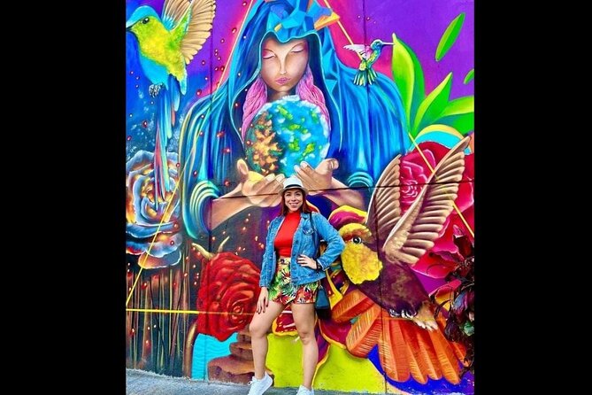 Medellín: Comuna 13 Tour with Spray Painting and ice cream - Ice cream, snacks, and the small local touches
