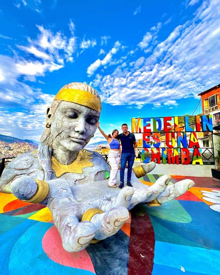 Medellín: Comuna 13 True Story and Street Food Tour - Key points at a glance