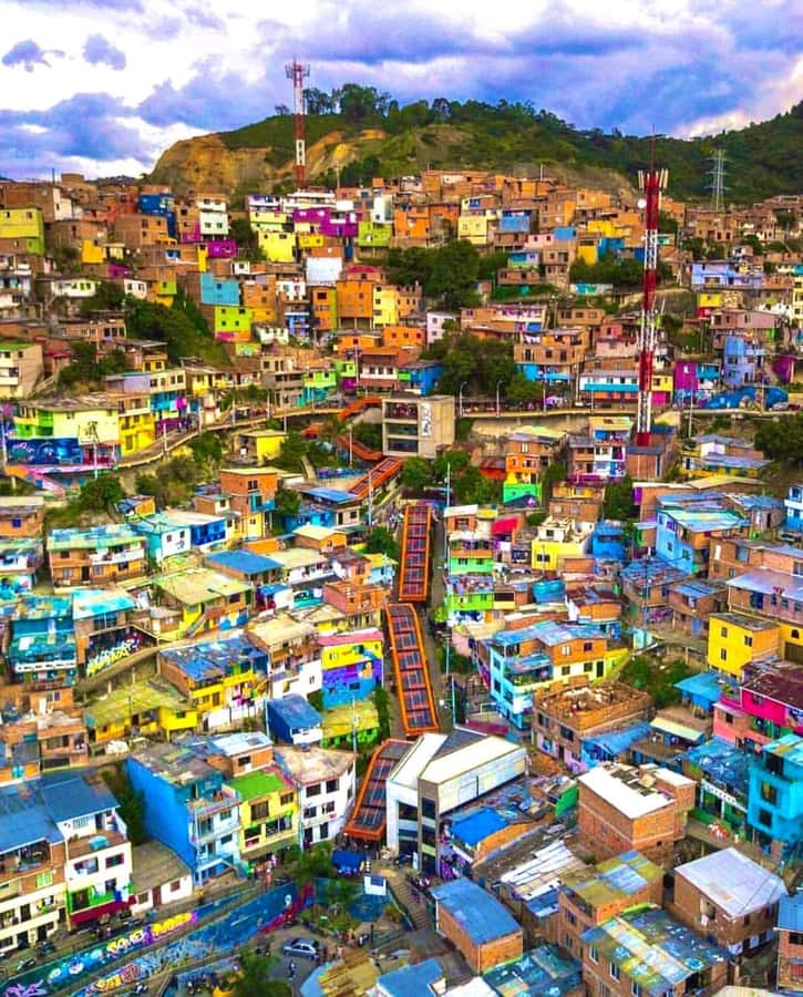 Medellín: Comuna 13 True Story and Street Food Tour - The opening walk and Comuna 13’s difficult past