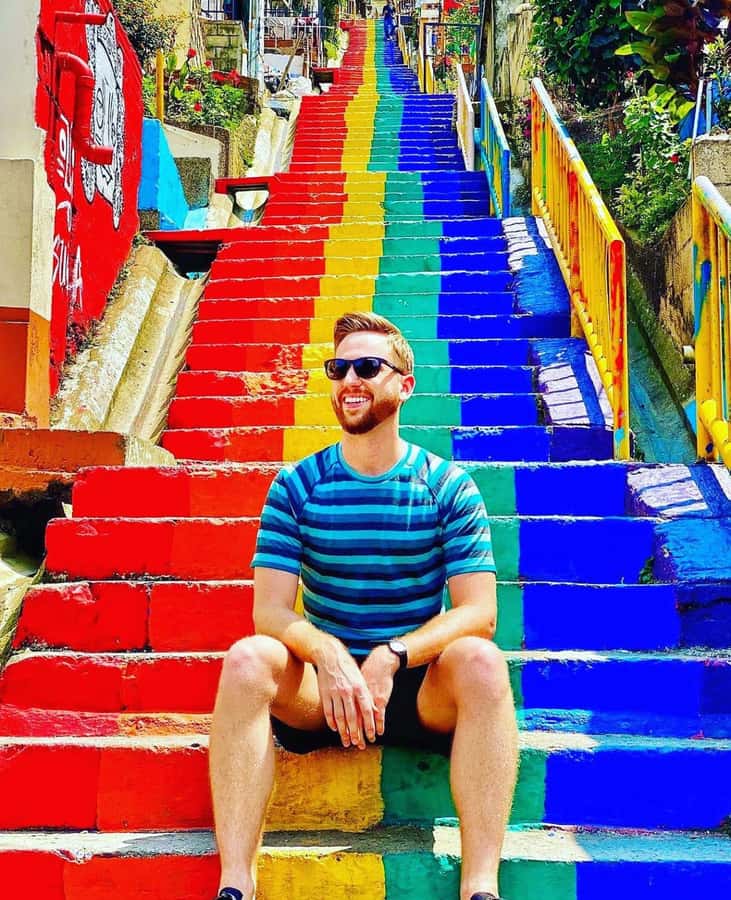 Medellín: Comuna 13 True Story and Street Food Tour - Street food, shopping, and the final hour