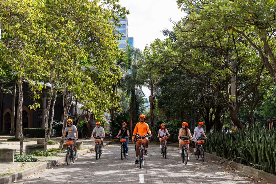 Medellín: E-bike and Foodie Tour - The guides make or break the three hours