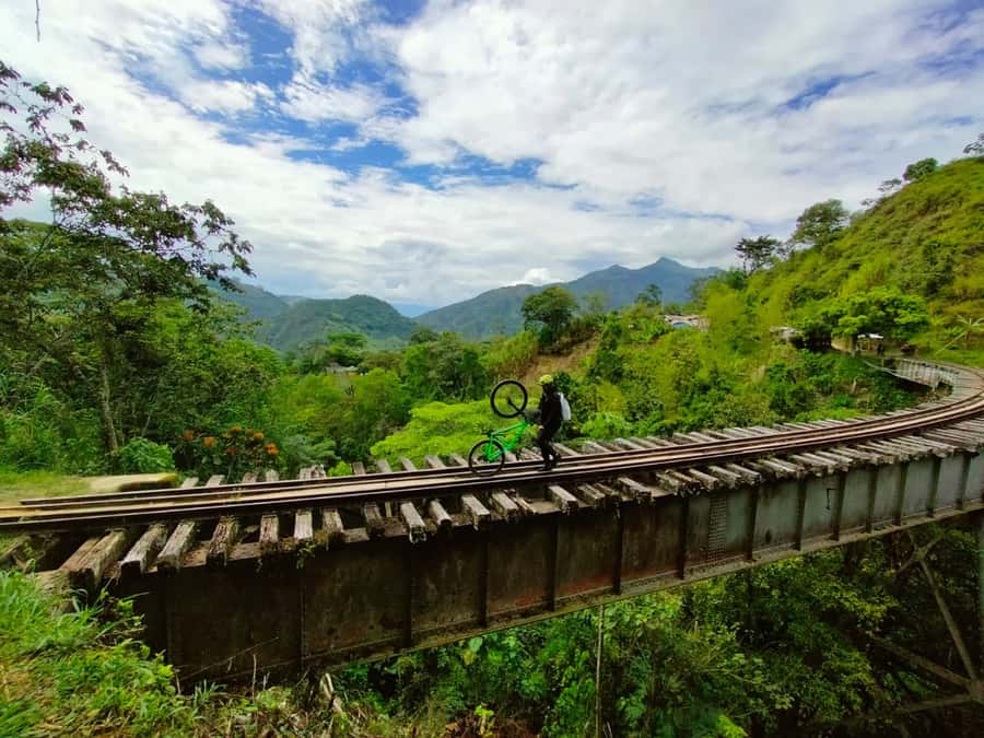 Medellín: Full-Day Mountain Bike Tour with Lunch - Lunch at a local restaurant