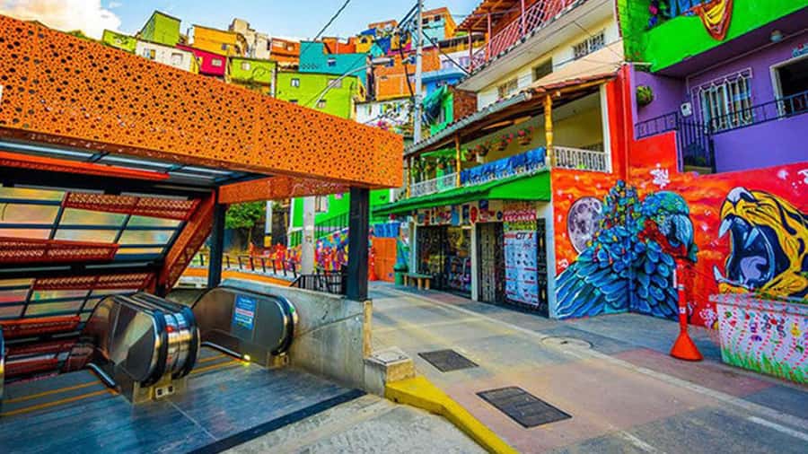 Medellin: Graffiti Tour Comuna 13 - Key points to know before booking