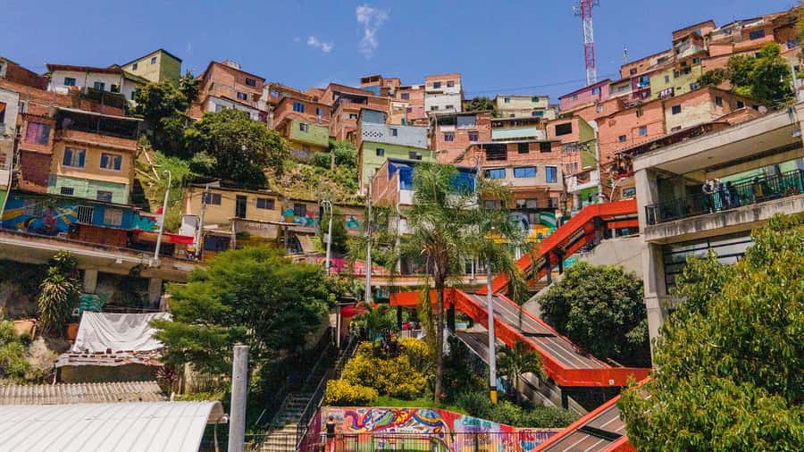 Medellin: Graffiti Tour Comuna 13 - Why Comuna 13 works best with a local guide