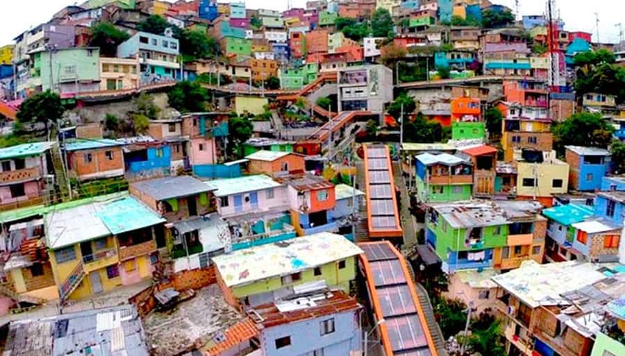 Medellin: Graffiti Tour Comuna 13 - Arriving in Comuna 13 and getting your bearings