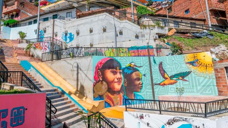 Medellin: Graffiti Tour Comuna 13 - Stories of change and local identity