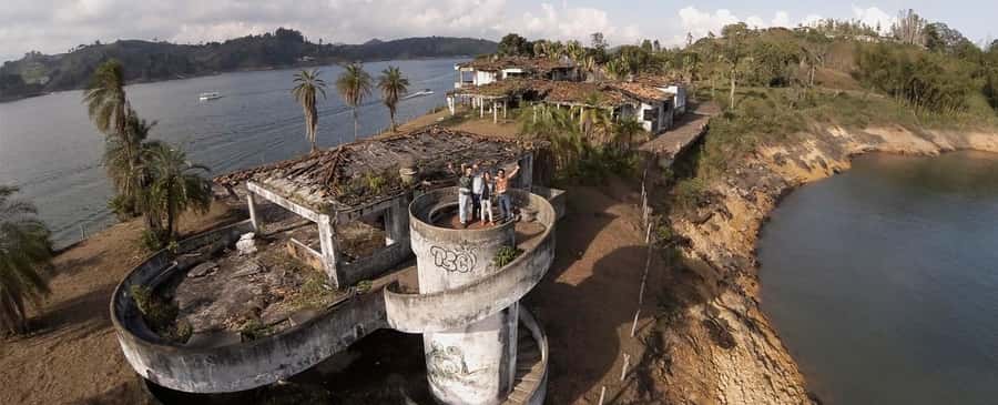 Medellin: Guatapé Day Trip & Boat to Pablo Escobar's Estate - Crossing the Peñol-Guatapé Dam by boat