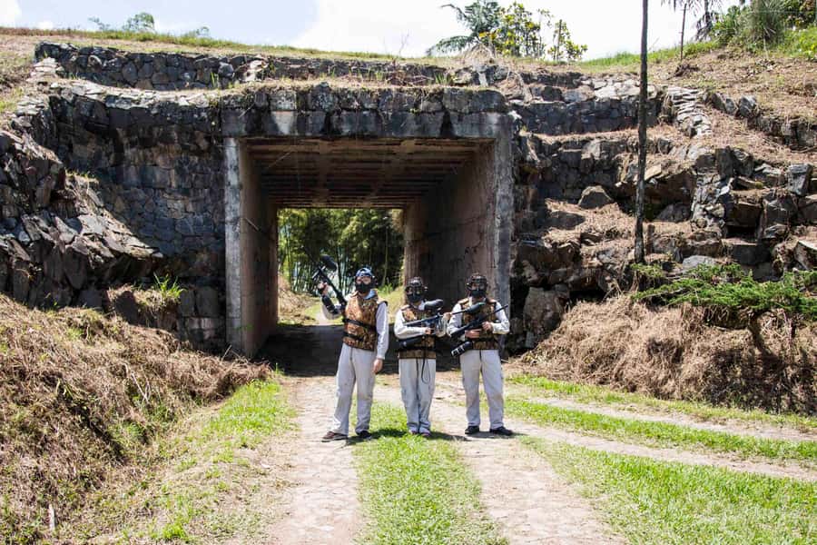 Medellin: Guatapé Day Trip & Boat to Pablo Escobar's Estate - Guatapé’s painted streets and umbrella photos