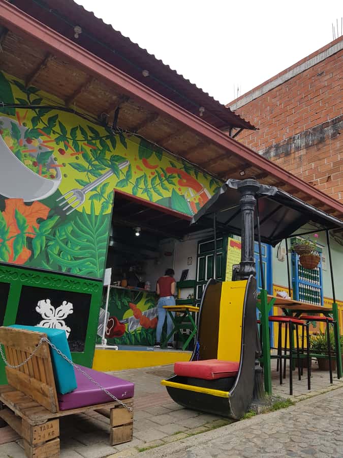 Medellin: Guatape, El Peñol Coffee Farm Private Tour & Fruit - Picking coffee cherries at a farm near El Peñol