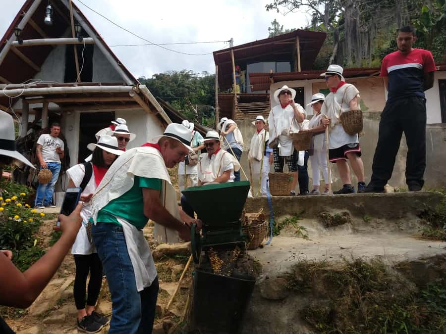 Medellín: Guatape Village with Coffee and Fruit Tasting Tour - Coffee at Finca La Rivera