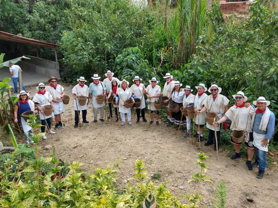 Medellín: Guatape Village with Coffee and Fruit Tasting Tour - Climbing all 649 steps of Peñol Rock