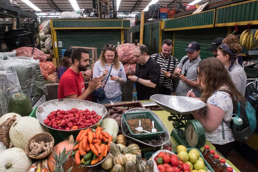 Medellín: Guided Exotic Fruits Tour - Meeting vendors and seeing daily market life