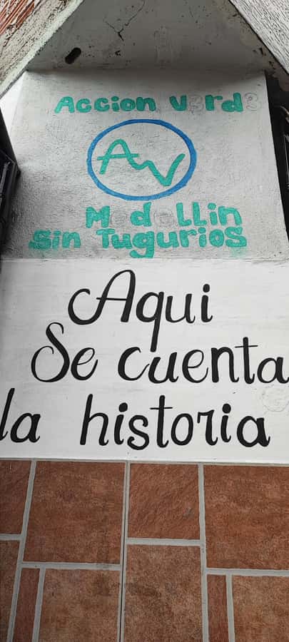 Medellín: Pablo Escobar Historical Tour Complete Experience - Montesacro Cemetery and the family story