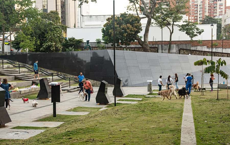 Medellín: Pablo Escobar Tour with beer included - Guide quality and language choice